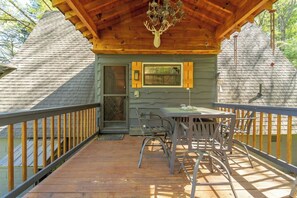 Outdoor dining - The Coziest cabin close to town w incredible views (Franklin)