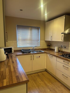 Microwave, stovetop - 3 Bed House in Manchester City Centre- 6 guest max (Salford)