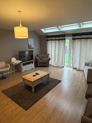 TV - 3 Bed House in Manchester City Centre- 6 guest max (Salford)