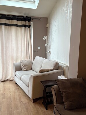 TV - 3 Bed House in Manchester City Centre- 6 guest max (Salford)