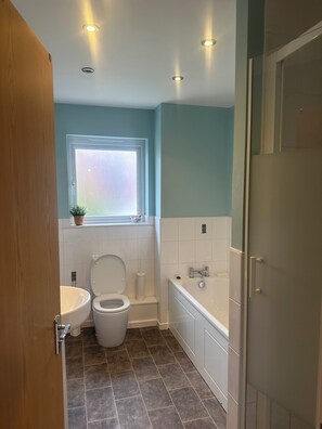 SĂšche-cheveux, serviettes fournies, savon, papier toilette