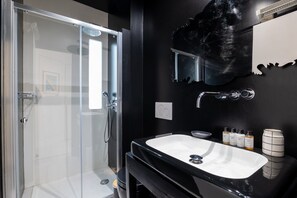 Dusche, Haartrockner, Handtücher