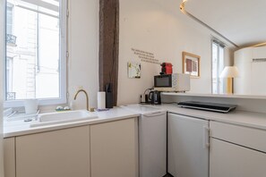 Jääkaappi, mikroaaltouuni, liesi, kahvin-/teenkeitin