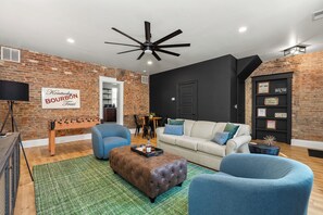 Een smart-tv, tafelvoetbal en boeken