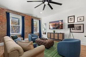 Een smart-tv, tafelvoetbal en boeken