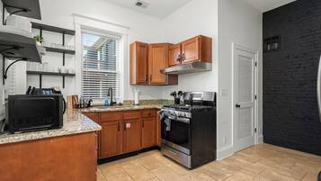 Een koelkast, een magnetron, een oven, een kookplaat