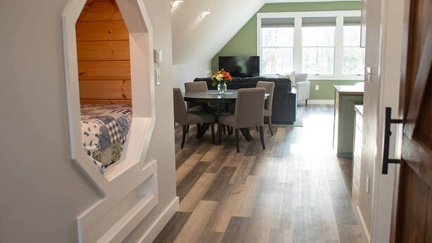 Un intérieur moderne comprenant un coin repas, un salon et une cuisine.