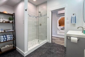 Shower, hair dryer, towels, shampoo - Studio Apartment in Freeport (Freeport)