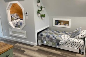 Tabla de planchar con plancha, wifi gratis y ropa de cama 