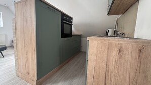 コーヒー / ティーメーカー、冷蔵庫、電子レンジ、オーブン