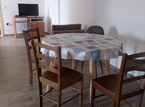 Apartment (Two Bedroom Apartment With Terrace) | Ruang makan