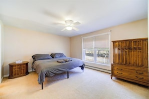 3 bedrooms, desk, free WiFi, bed sheets - Catskills Lakefront Getaway at Sackett Lake (Monticello)