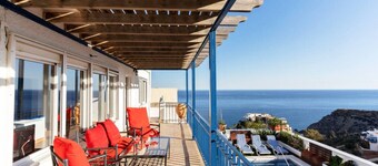 Blue House| Pool| Art| BBQ| Peace | Relax