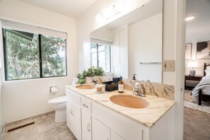 Sèche-cheveux, serviettes fournies