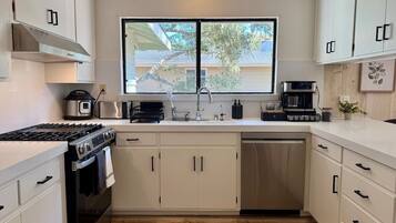 KĂŒhlschrank, Mikrowelle, Ofen, Herdplatte