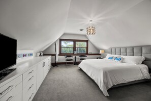 1 bedroom, iron/ironing board, internet, bed sheets - Suite in an Historic Home overlooking Goodale Park (Columbus)