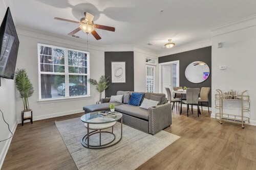 Upscale 1BR Suite to Downtown Raleigh