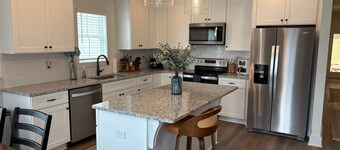 Auburn/Opelika, Sleeps 8, Auburn University, 5 mile Tiger Town shuttle, RTJ Golf