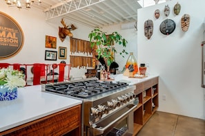 Private kitchen - Granada Suite - one block from Georgia O'Keefe Museum (Santa Fe)
