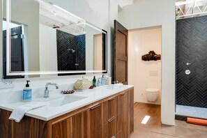 Dusj, hårføner, håndklær og såpe