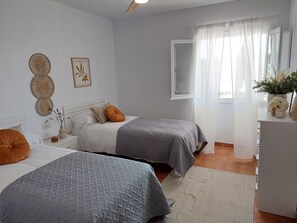 5 habitaciones, tabla de planchar con plancha y cuna de viaje 