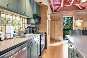 Mikrobølgeovn, ovn, kokeplater og oppvaskmaskin