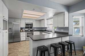 Kjøleskap, mikrobølgeovn, ovn og kokeplater