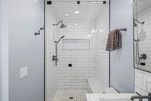 Een douche, een haardroger, handdoeken, zeep