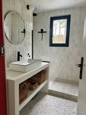 Douche, sèche-cheveux, serviettes fournies, savon