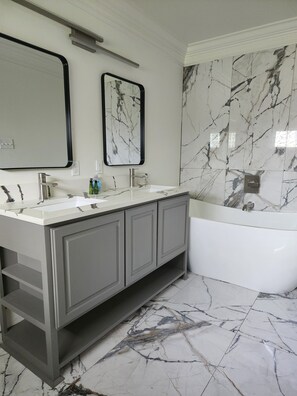 Een douche, een haardroger, handdoeken, zeep