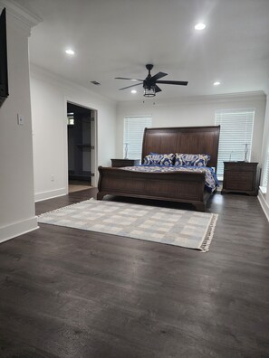 4 bedrooms, iron/ironing board, WiFi, bed sheets