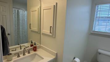 SĂšche-cheveux, serviettes fournies, savon, papier toilette