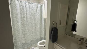 Secadora de cabello, toallas, jabón, papel de baño