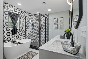 Hair dryer, towels - Renovated 6BR Near Grand Lake | Fire Pit & Games (Grove)
