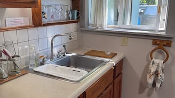 Mikrowelle, Ofen, Herdplatte, Wasserkocher mit Kaffee-/Teezubehör