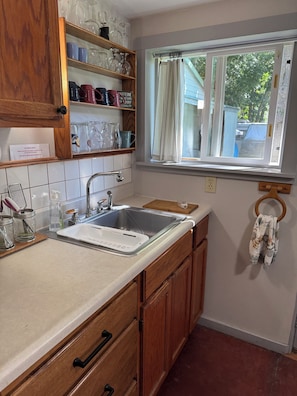 Mikrowelle, Ofen, Herdplatte, Wasserkocher mit Kaffee-/Teezubehör