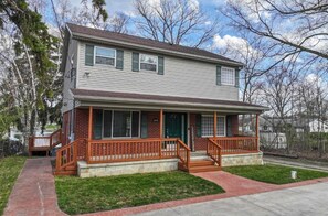 Exterior - Cozy Waterfront Lakehouse: Kings, Fireplaces, Workspace, Fast WiFi - Sleeps 10 (Linden)