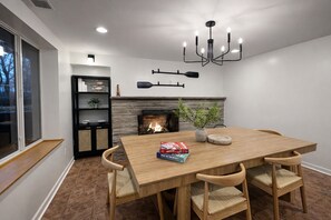 Dining - Cozy Waterfront Lakehouse: Kings, Fireplaces, Workspace, Fast WiFi - Sleeps 10 (Linden)