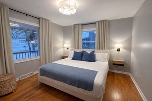 3 bedrooms, free WiFi, bed sheets - Cozy Waterfront Lakehouse: Kings, Fireplaces, Workspace, Fast WiFi - Sleeps 10 (Linden)