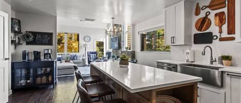 Frigorífico, microondas, horno y placa de cocina