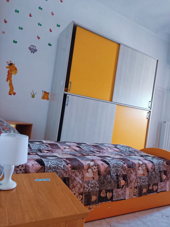 2 عدّة غرف نوم وملاءات أسرّة