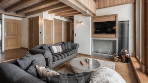 Ein modernes Wohnzimmer mit einem Ecksofa, einem Couchtisch und einem Kamin.