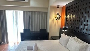 A hotel room with a large bed, a desk, and a chair. - Sunway Resort Suites @ Sunway Lagoon by Landmark (Subang Jaya)