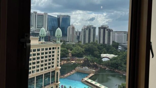 A view of a cityscape with modern buildings, a large body of water, and a park area with a fountain. - Sunway Resort Suites @ Sunway Lagoon by Landmark (Subang Jaya)