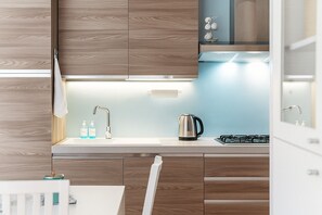 Kühlschrank, Mikrowelle, Ofen, Herdplatte