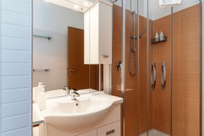 Haartrockner, Handtücher, Seife, Toilettenpapier