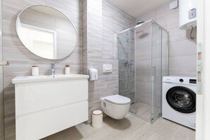 Shower, hair dryer, towels