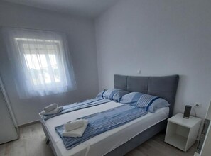 2 bedrooms, iron/ironing board, Internet, bed sheets