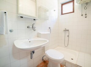 Ducha, secador de pelo y toallas