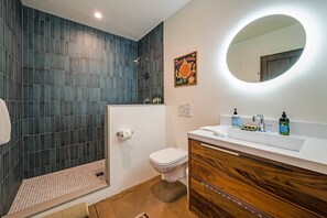 Een douche, een haardroger, handdoeken, zeep